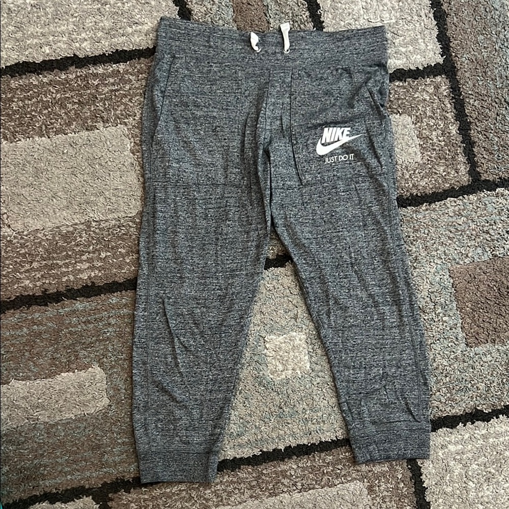 Nike womens Charcoal capris